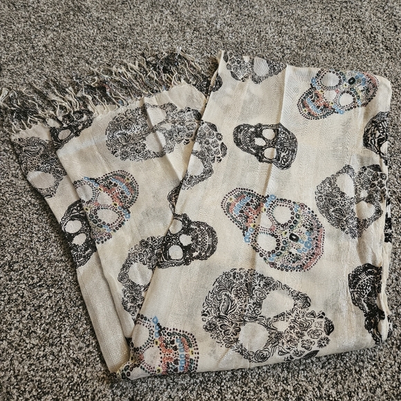 Scarf with Skulls - Picture 3 of 15
